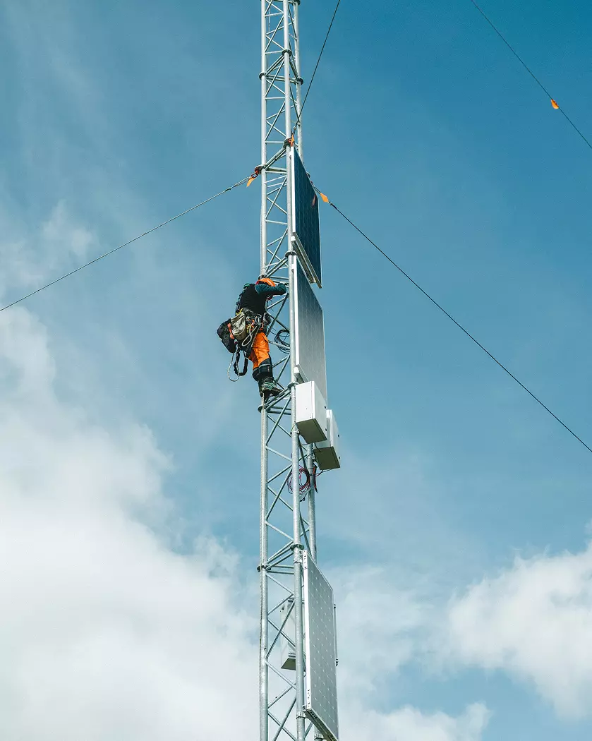 Travailleur sur pylone